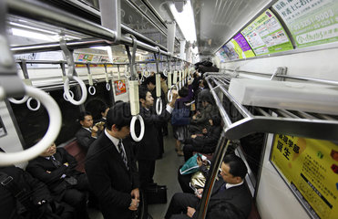 Tokio  Japan  Menschen fahren U-Bahn