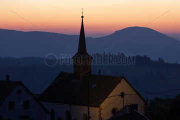 Schoenenberg  Frankreich  Silhouette des Kirchenturms in der Abenddaemmerung