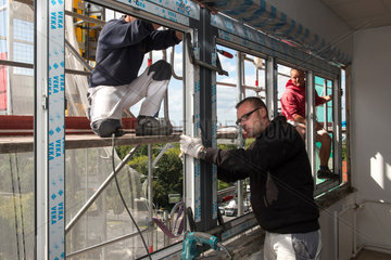 Berlin  Deutschland  Arbeiter montieren Rahmen einen Thermofensters