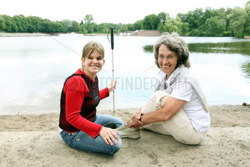 Hamburg  Deutschland  Ingrid Heinsen  Stiftung Klingelknopf  mit einem blinden Maedchen