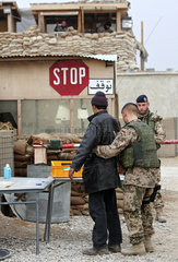 Mazar-e Sharif  Afghanistan  Kontrolle von afghanischen Fahrern im Camp Marmal