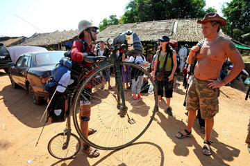 Koh Kong  Kambodscha  der Brite Joff Summerfield mit seinem Hochrad