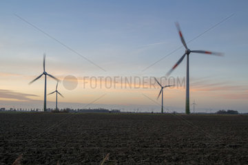 Hinte  Deutschland  Windkraftanlagen in der Abenddaemmerung
