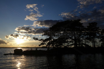 Lessebo  Schweden  Sonnenuntergang ueber dem See Rottnen
