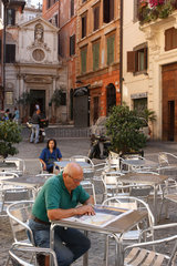 Rom  Italien  Mann liest eine Zeitung