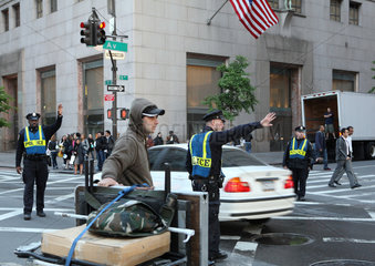 New York City  USA  Verkehrspolizisten an einer Kreuzung