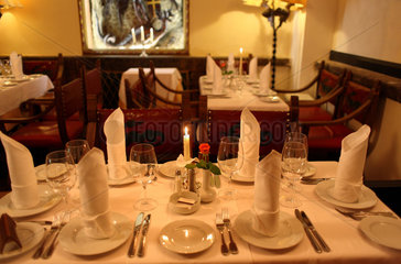 Karlsbad  Tschechische Republik  ein eingedeckter Tisch im Restaurant des Embassy