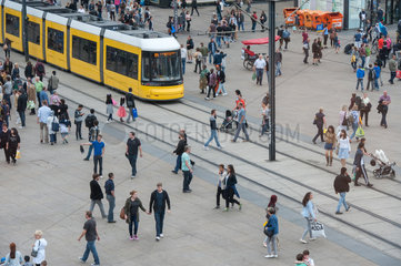 Berlin  Deutschland  Passanten und Strassenbahn auf dem Alexanderplatz