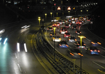 Berlin  Deutschland  zaehfliessender Verkehr auf der Stadtautobahn A 100 bei Nacht