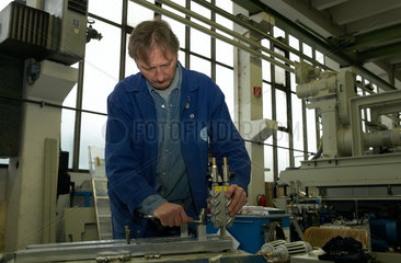 Berlin  Deutschland  Mitarbeiter der Firma BEKUM bei der Montage eines Kuehlelements
