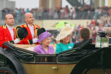 Ascot  Grossbritannien  Queen Elisabeth II und Autumn Phillips sitzen in einer Kutsche