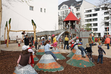 Berlin  Deutschland  Kinder spielen auf dem Spielplatz Zwergenland