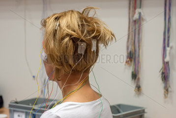 Berlin  Deutschland  angebrachte Sensorkabel am Kopf einer Frau im Schlaflabor