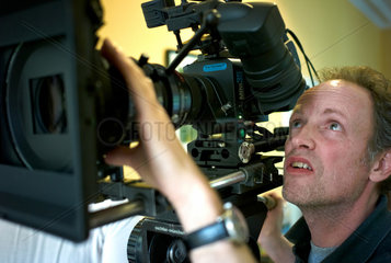 Berlin  Deutschland  Kameramann Frank Bruenner waehrend der Dreharbeiten zum einem Studentenfilm