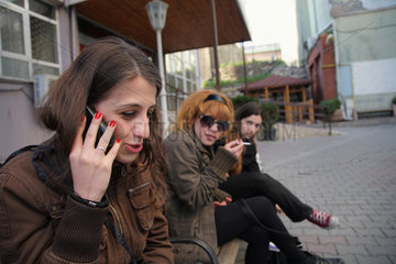 Istanbul  Tuerkei  Studentinnen der Universitaet Istanbul waehrend der Pause