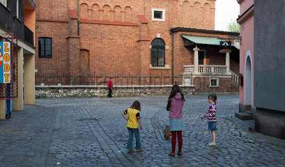 Krakau  Polen  Kinder spielen in einer Gasse in Kazimierz