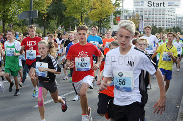 Berlin  Deutschland  Jugendliche laufen beim Mini-Marathon