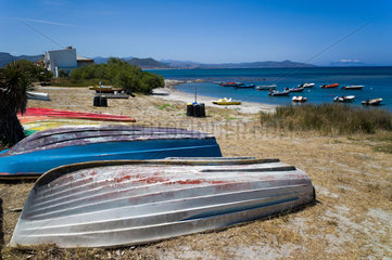 Boote am Strand auf Sardinien