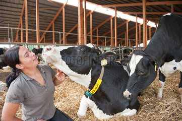 Trebel  Deutschland  Monika Wildt bei den Milchkuehen im Stall ihres Bauernhofs