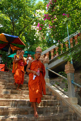 Udong  Kambodscha  kambodschanisch  Moenche auf der Treppe zum Tempel des Phnom Udong