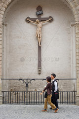 Bruegge  Belgien  Kruzifix an einer Kirchenmauer