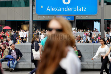 Berlin  Deutschland  Passanten auf dem Alexanderplatz