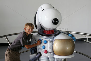 Merritt Island  Vereinigte Staaten von Amerika  Junge steht neben einer Snoopy-Figur