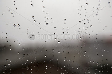 Schwerin  Deutschland  Regentropfen auf einer Fensterscheibe