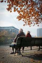 Berlin  Deutschland  Rentner auf einer Parkbank ruhen sich aus