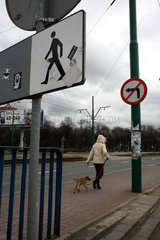 Posen  Polen  eine Frau geht mit ihrem Hund in der Stadt spazieren