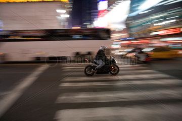 New York City  Motorradfahrer am Times Square