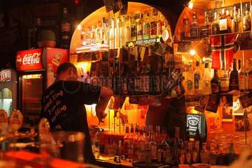 Posen  Polen  ein Barkeeper mixt ein Getraenk an der Bar einer Kneipe