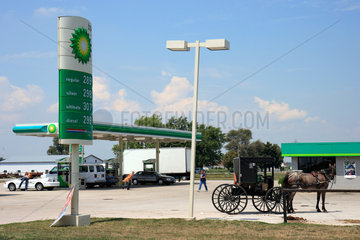 Topeka  USA  ein Pferdefuhrwerk der Amish People parkt auf einer BP Tankstelle