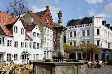 Flensburg  Deutschland  Nordermarkt mit dem Neptunbrunnen