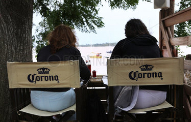 Colonia del Sacramento  Uruguay  zwei Frauen blicken auf den Rio de la Plata