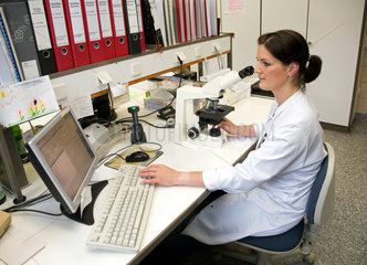 Essen  Deutschland  Zytologieassistentin untersucht Blutzellen mit dem Mikroskop