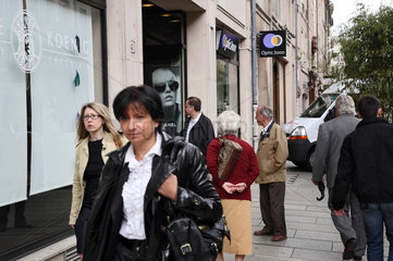 Nancy  Frankreich  Passanten auf einer Einkaufsstrasse