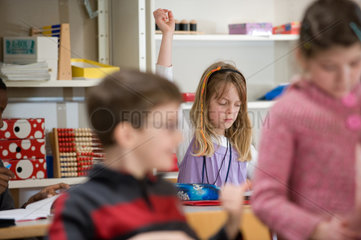 Tuttlingen  Deutschland  ein Maedchen im Unterricht in einer dritten Klasse