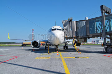 Riga  Lettland  ein Flugzeug an einer Fluggastbruecke am Flughafen Riga