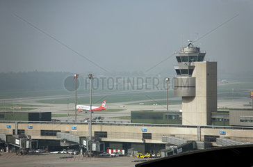 Zuerich  Schweiz  Blick auf den Tower und das Flugfeld des Flughafen Zuerich