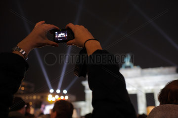 Berlin  Deutschland  Besucher fotografiert das beleuchtete Brandenburger Tor