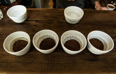 Berlin  Deutschland  eine Verkostung von Kaffee  sogenanntes Cupping