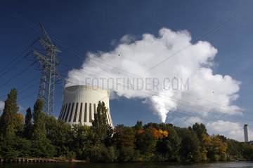 Berlin  Deutschland  Wasserdampf ueber dem Kuehlturm des Kraftwerk Reuter West