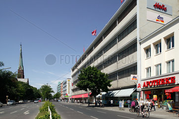 Berlin  Deutschland  Blick auf die Turmstrasse mit dem Kaufhaus Hertie