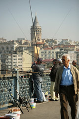 Istanbul  Tuerkei  Angler und Passant auf der Galatabruecke