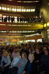 Publikum wartet auf eine Podiumsveranstaltung mit dem Starfotografen David LaChapelle  Poznan  Polen