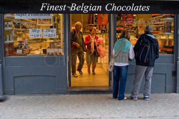 Bruegge  Belgien  Touristen vor und in einem belgischem Schokoladengeschaeft
