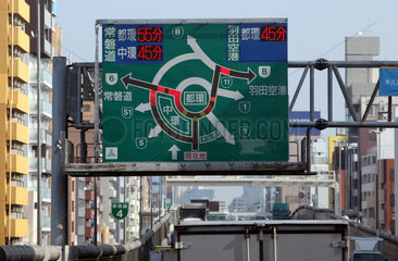 Tokio  Japan  Richtungsanzeiger auf einer Schnellstrasse