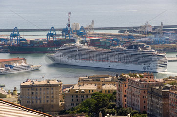 Genua  Italien  das Kreuzfahrtschiff Fantasia bei der Ausfahrt aus dem Hafen von Genua