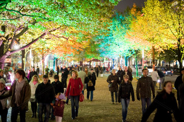 Berlin  Deutschland  Passanten unter den beleuchteten Linden anlaesslich des Festival of Lights